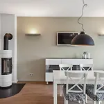 Modernes Apartment Mit Kamin Und Doppelbalkon