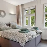 Modernes Apartment Mit Kamin Und Doppelbalkon