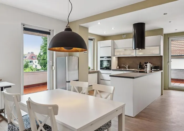Modernes Apartment Mit Kamin Und Doppelbalkon