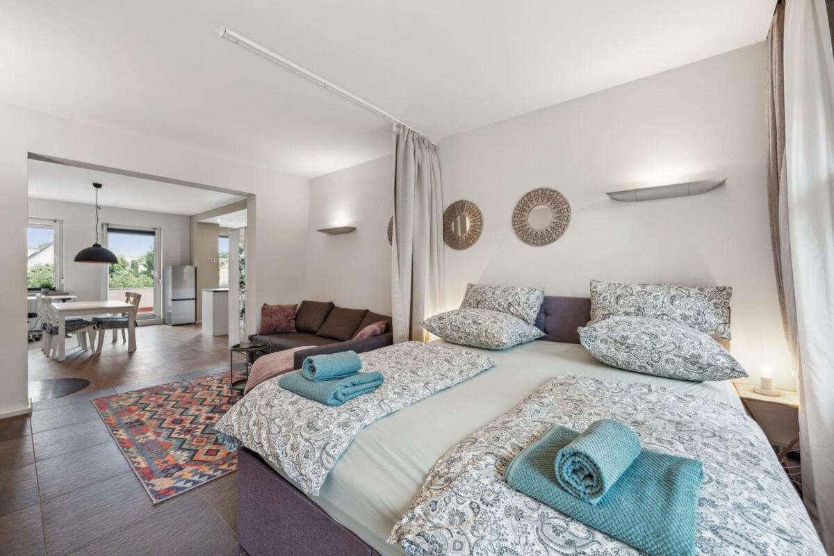 Modernes Apartment Mit Kamin Und Doppelbalkon