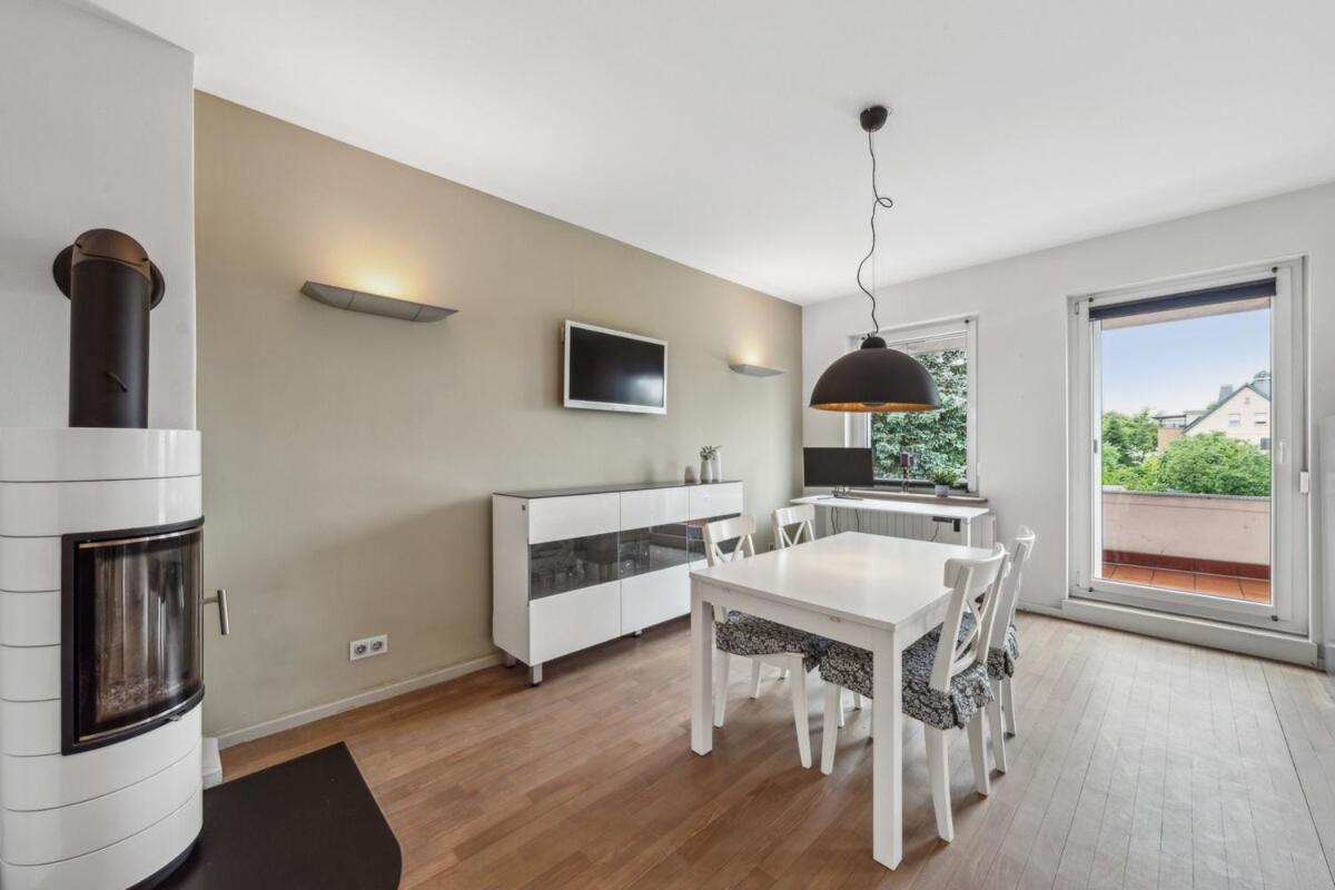 Modernes Apartment Mit Kamin Und Doppelbalkon