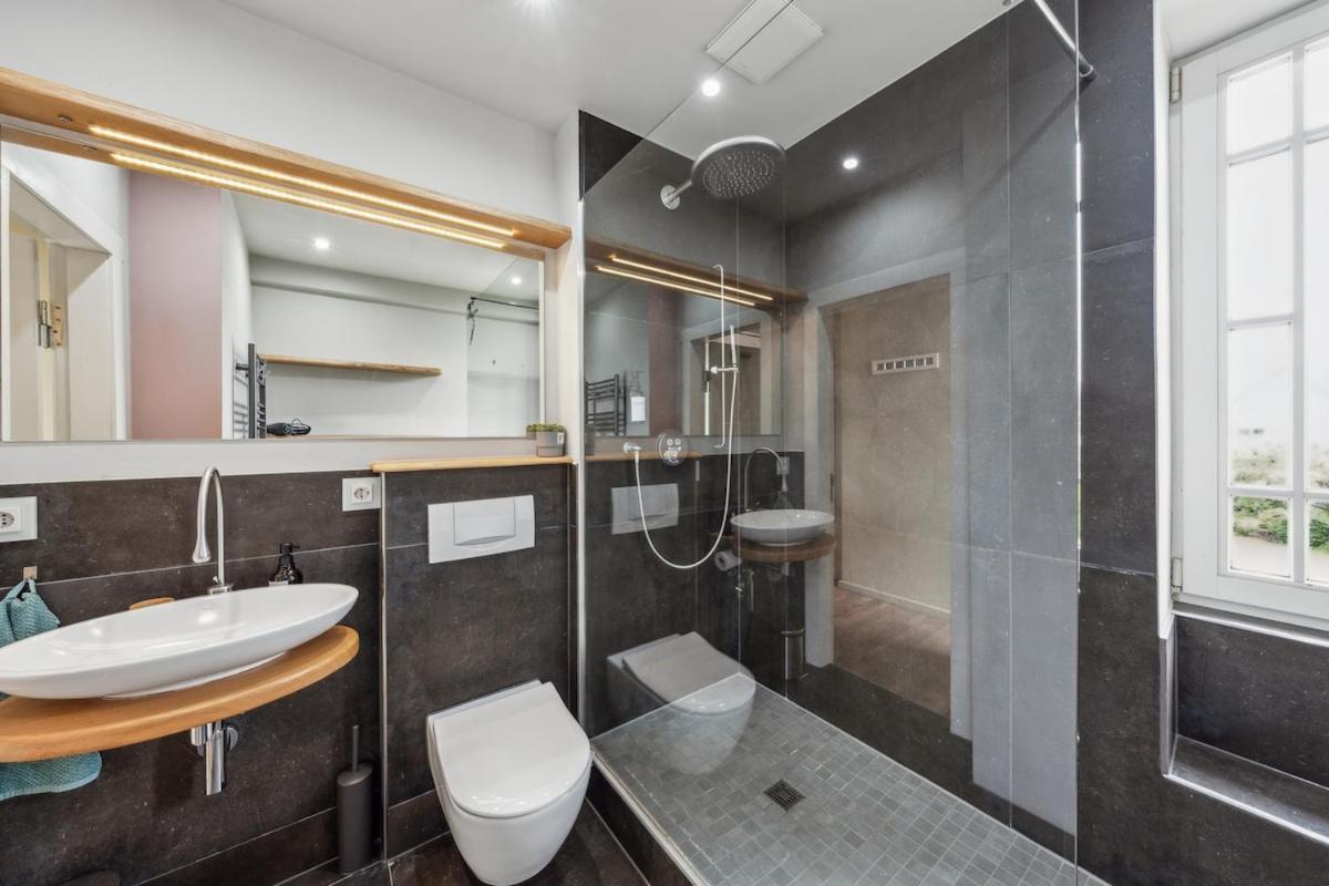 Modernes Apartment Mit Kamin Und Doppelbalkon
